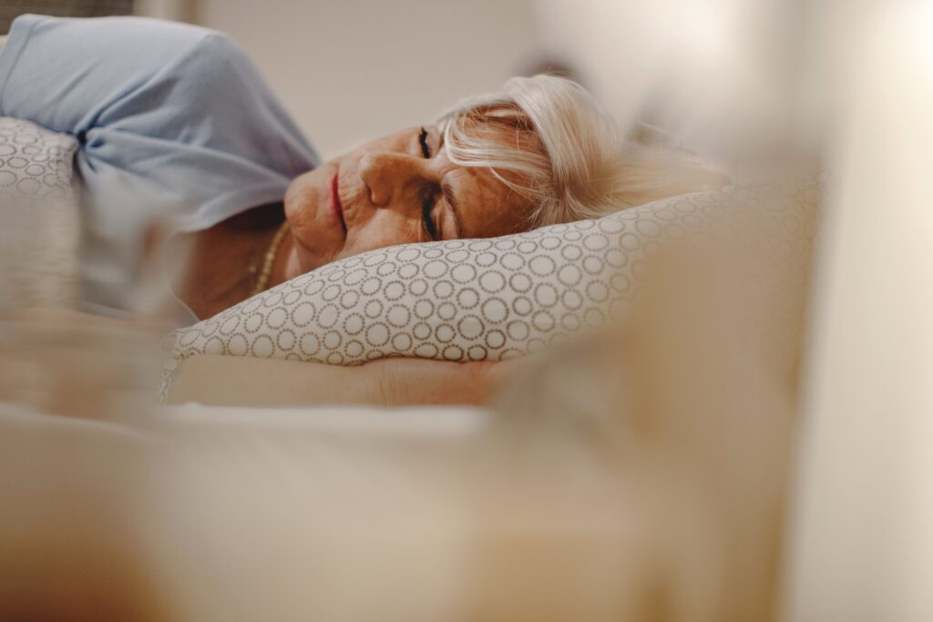 Oreiller ergonomique avec une femme senior assise