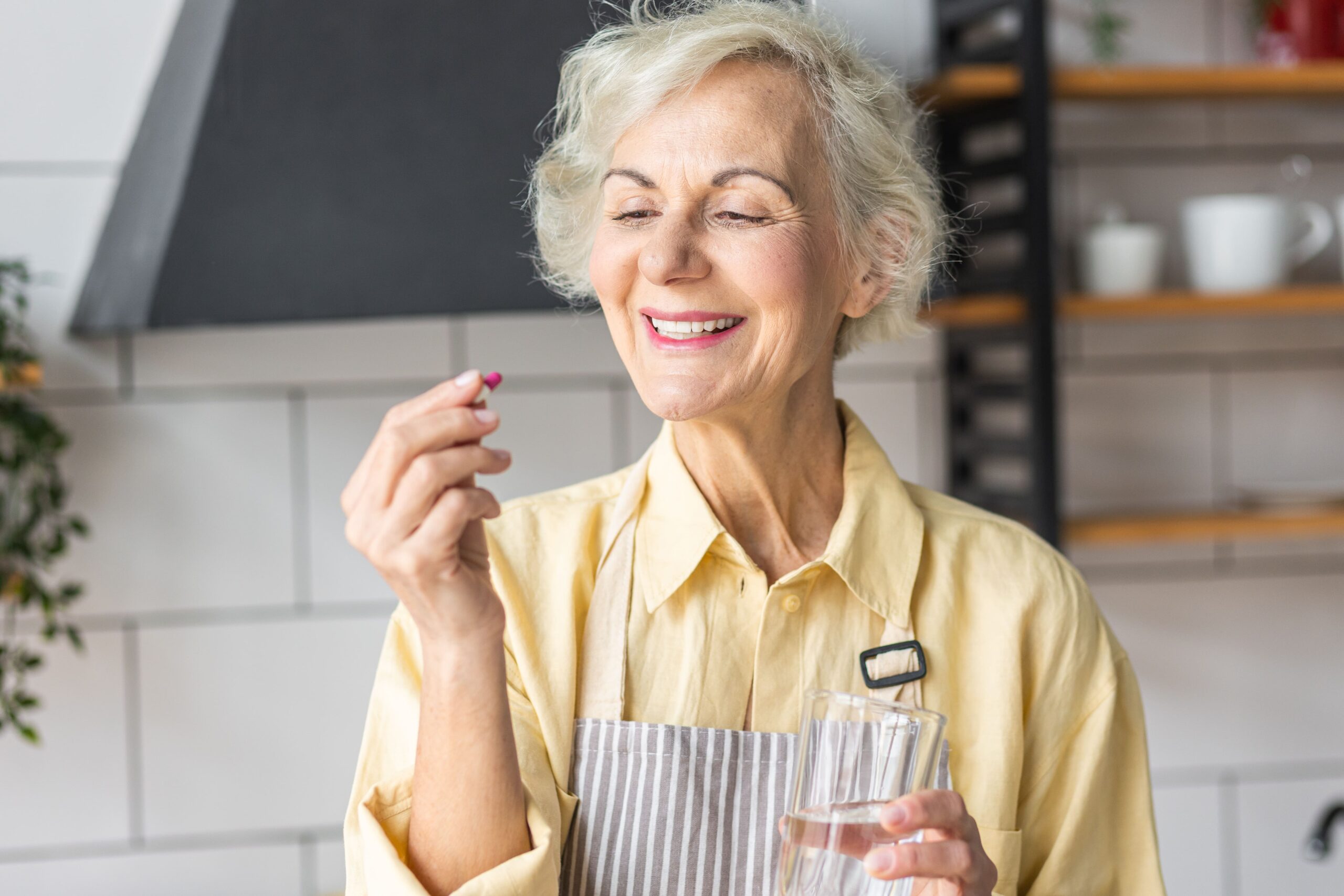 femme senior qui prend des compléments alimentaires