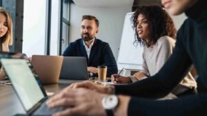 adulte en formation professionnelle dynamique en entreprise