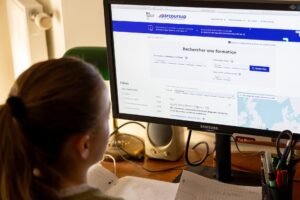 Comment Parcoursup Accompagne-t-il les Adultes en Reconversion 5 adulte etudiant decouvrant parcoursup en ligne