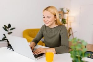 adulte heureux etudiant avec ordinateur portable