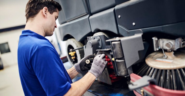 Comment Rédiger Une Fiche De Poste Pour Agent D'entretien Efficace 2 agent dentretien au travail avec materiel cleaning