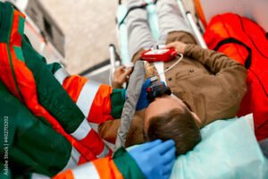 ambulancier en tenue aidant un patient