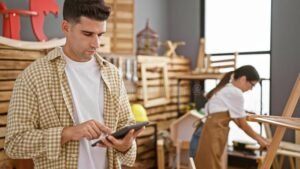 artisan travaillant dans son atelier lumineux