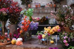 bouquet colore artistique dans boutique fleuriste