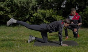 coach sportif dynamique entrainant un client a paris