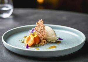 Quelle est l'importance de la mention complémentaire pour un dessert au restaurant 11 dessert elegant avec decoration raffinee sur assiette