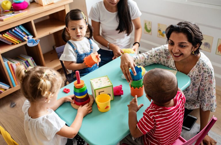 Quel Salaire Peut-On Espérer Travailler Dans Une Crèche 2 educatrice petite enfance souriante avec enfants jouant