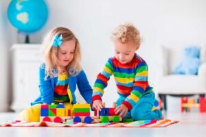 enfant jouant avec jouets educatifs colores