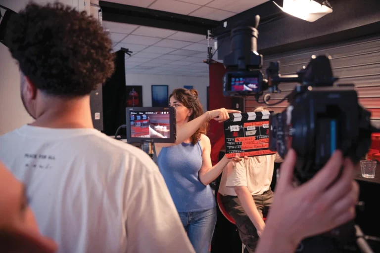 etudiant consultant un dossier de vae