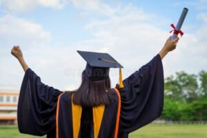 etudiant reflechissant avec diplomes en arriere plan