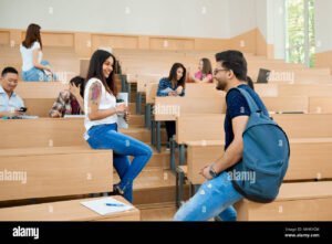 etudiants discutant devant luniversite moderne