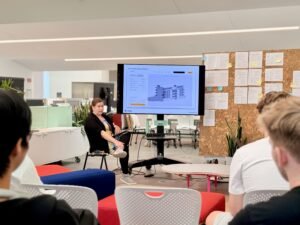 etudiants visitant une ecole dimmobilier moderne