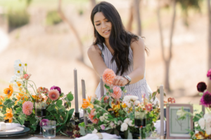 femme organisant mariage avec decor elegant