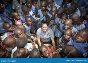 femme souriante entouree denfants joyeux