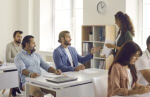 formateur enseignant a un groupe adulte moderne