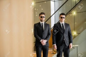 garde du corps en costume protecteur vigilant