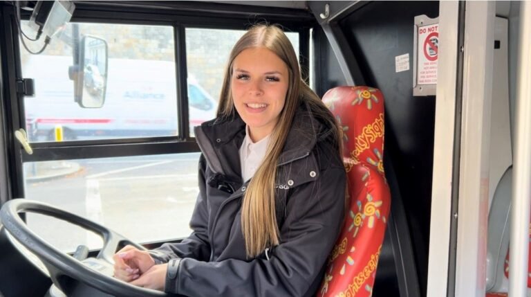 jeune conducteur de bus en formation pratique