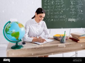 jeune enseignant avec carnet de notes