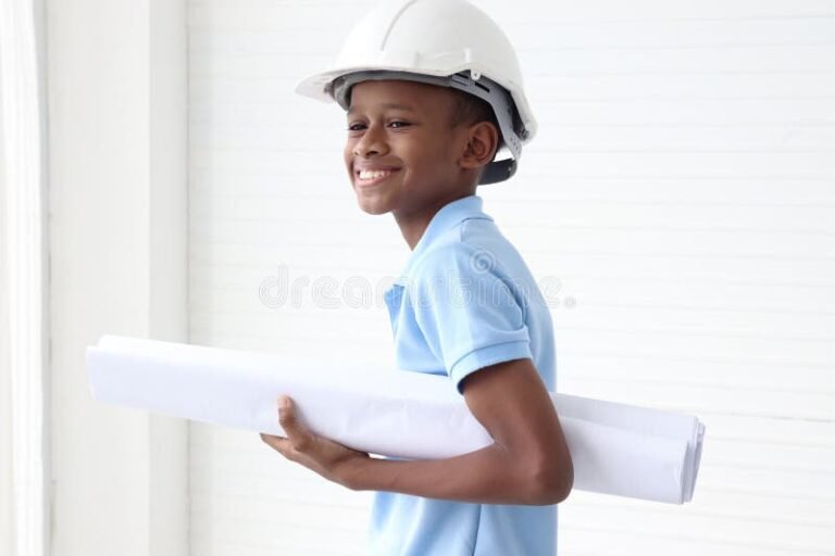 jeune etudiant avec casque de chantier et plans