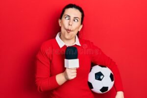 Quel Bac Choisir Pour Devenir Journaliste Sportif Et Réussir 12 jeune journaliste sportif avec micro et ballon