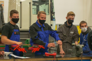 jeune plombier chauffagiste en action a paris