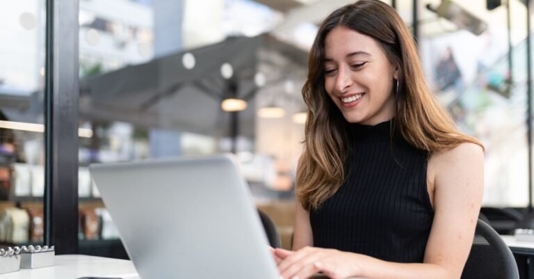 Comment Trouver Un Travail Rapidement Sans Avoir D'expérience 2 jeune professionnel dynamique consultant offres demploi digitales