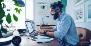 jeune professionnel etudiant finance avec ordinateur