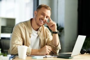 Comment Devenir Responsable RH Sans Bac : Quelles Solutions 36 jeune professionnel motive dans un bureau lumineux