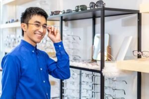 Comment Devenir Vendeur En Optique Sans Diplôme Est-Il Possible 41 jeune vendeur souriant dans boutique doptique