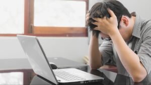 jeunes diplomes stresses cherchant un emploi