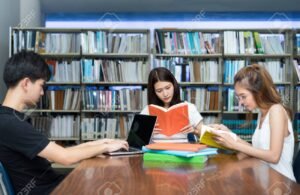 jeunes etudiants avec ordinateurs et livres etudiants