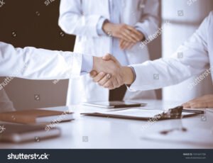 main serrant un contrat sur fond medical