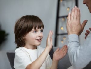 Quel Est Le Salaire Moyen D’une Nounou Pour 40 Heures Par Semaine 6 nounou souriante jouant avec enfants joyeux