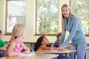 personne aidant un enfant en classe scolaire