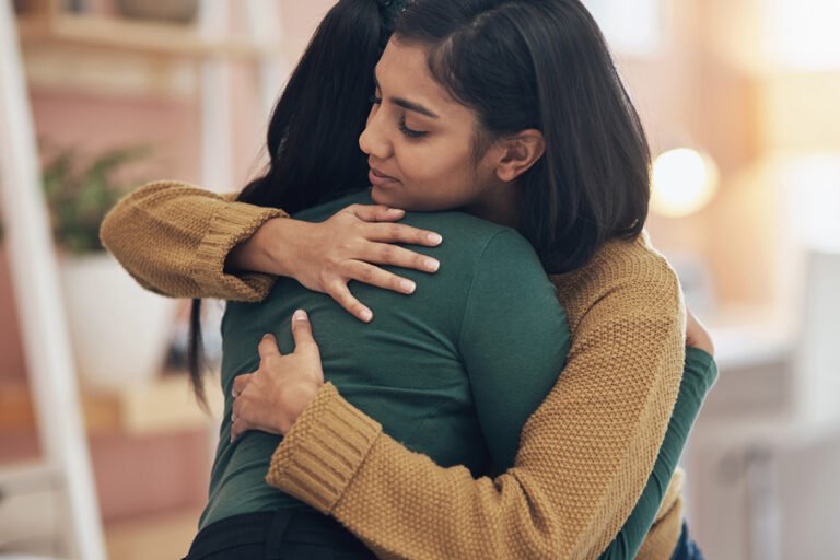 personne aidant une famille en deuil respectueusement