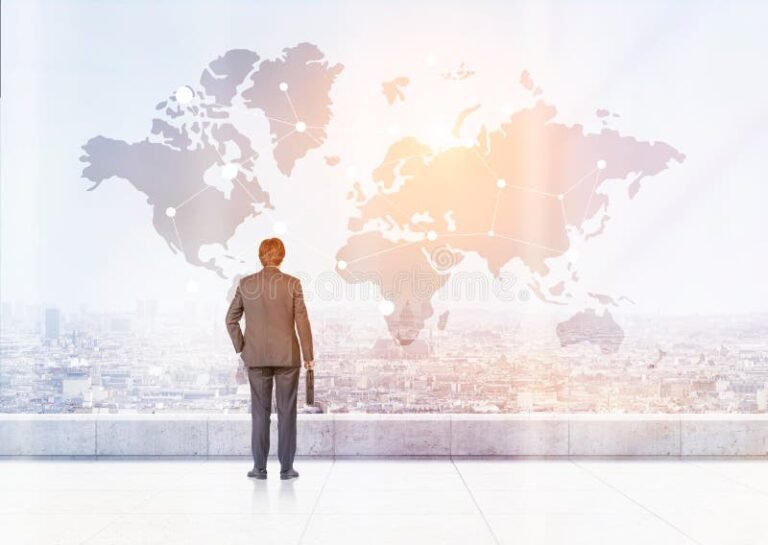 personne avec valise devant carte du monde