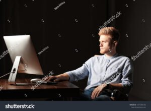 personne concentree travaillant seule au bureau