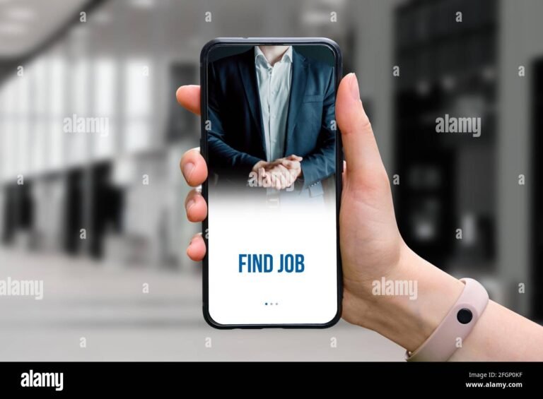 Comment Postuler Lorsqu'On Cherche Un Emploi En Île-de-France 2 personne consultant offres demploi sur smartphone