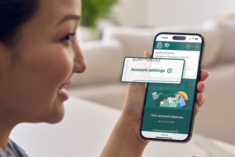 personne consultant son solde cpf sur smartphone