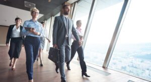 personne guidant vers un chemin professionnel evolutif