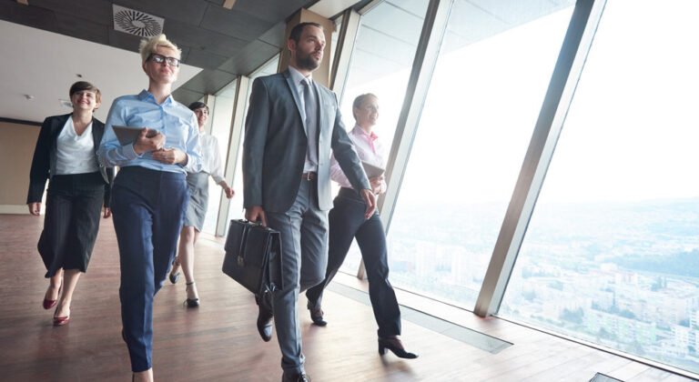 personne guidant vers un chemin professionnel evolutif