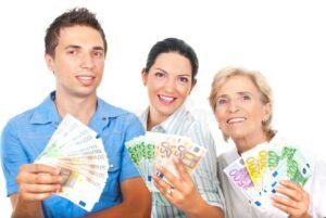 personne joyeuse avec billets et pieces