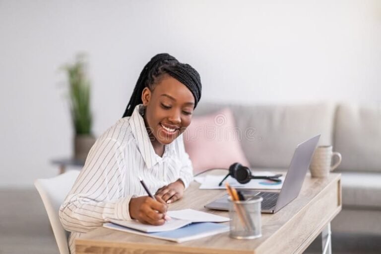 Comment Réussir Une Reconversion En Formation Assistant RH 2 personne souriante etudiant devant ordinateur portable