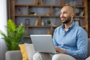 personne souriante faisant du teletravail chez soi