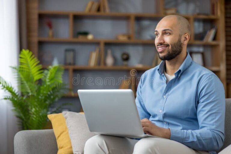 personne souriante faisant du teletravail chez soi