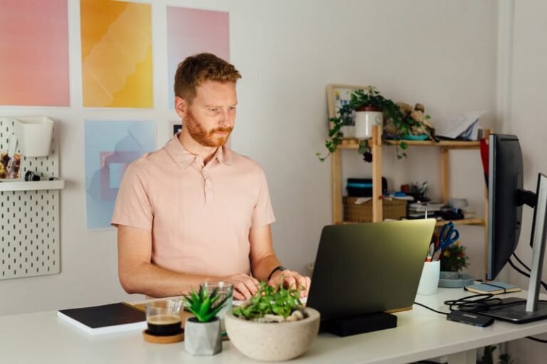 Comment Travailleur De Chez Moi Peut-il Améliorer Ma Qualité De Vie 2 personne travaillant confortablement a domicile 1