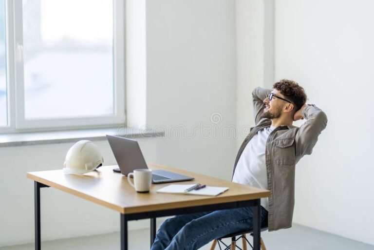 Comment Trouver un Travail à Faire de Chez Soi Facilement 2 personne travaillant confortablement sur un ordinateur chez soi