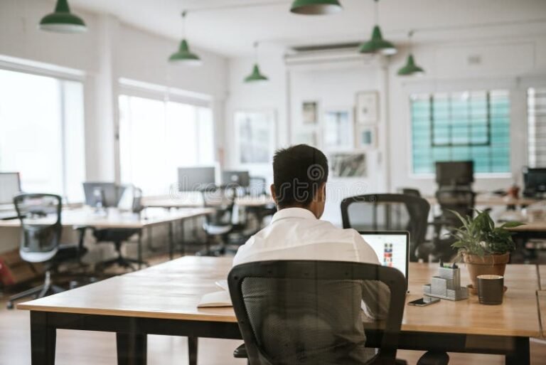 personne travaillant seule dans un bureau moderne