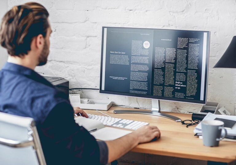 personne travaillant sur strategie de contenu digital